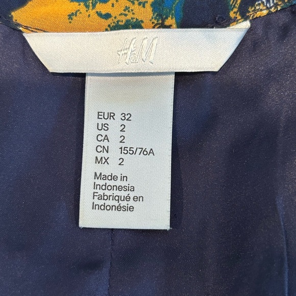 This pretty size 2 H&M dress is navy with a pretty pattern! - Picture 4 of 5